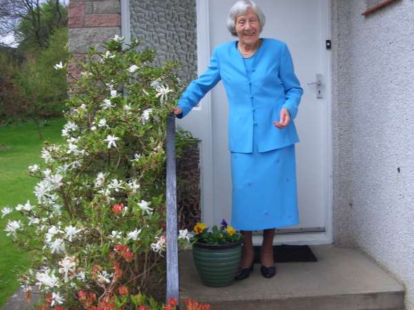 Mum models her wedding outfit